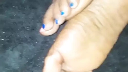 ayak parmakları için okşayarak