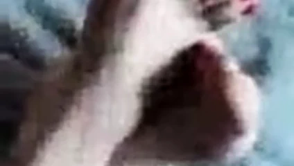 Annemin arkadaşlarının ayak parmaklarına boşalmak