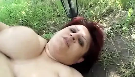 Büyük vücutlu orta yaşlı seksi kadın bahçede sikişiyor... ağzına boşalma