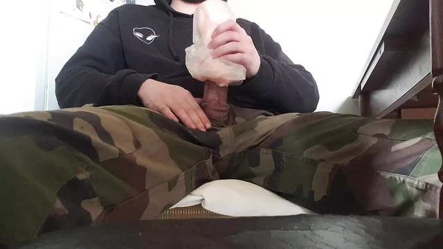 Эта в военной униформе