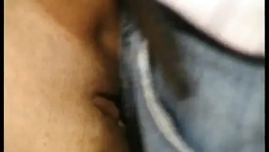 Kısa saçlı genç kız sikiliyor ve göğüslerine boşalıyor