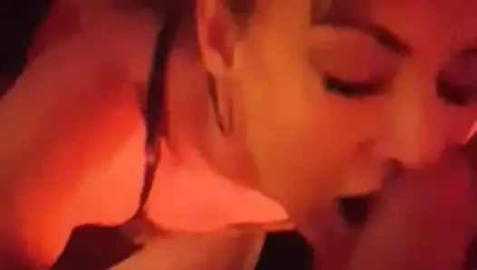 Büyük Avustralyalı redhead chokes üzerinde büyük horoz