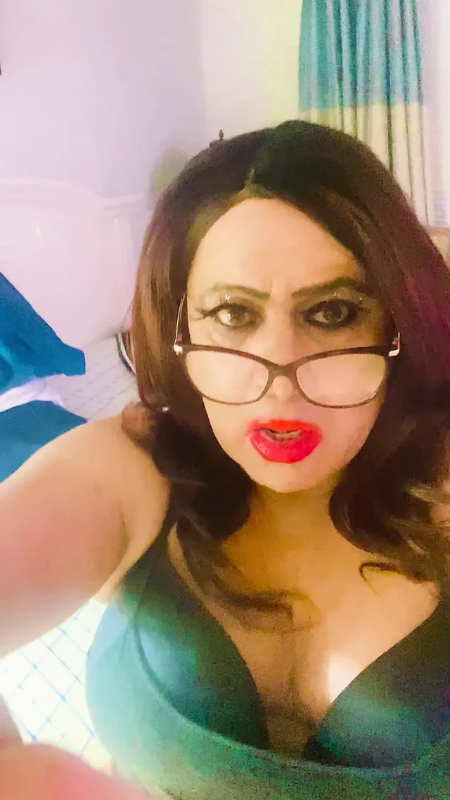 Krissy Sweets onu yarağıyla okşuyor