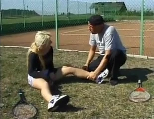 Sıkı fahişe futbol sahasında sikişiyor