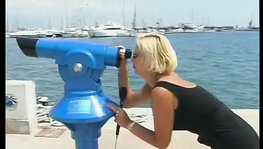 Yüksek topuklu esmer Vixen oyuncu seçmelerinde sikiliyor ve yüzüne boşalma