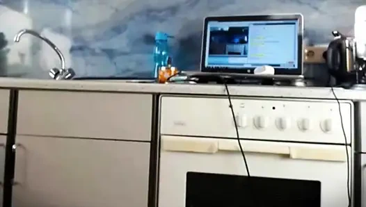 Mutfakta baştan çıkarıcı iç çamaşırları azdırıyor