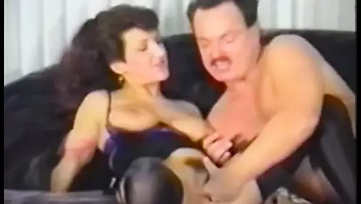 Yaramaz fahişe dizlerinin üstüne çöküyor ve asılı olan adama ıslak sikiş veriyor, sonra sikişiyor