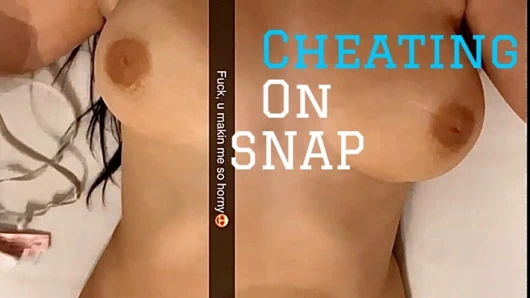 Üvey kız kardeş üvey erkek kardeşini sikmek istiyor ve üvey annesini ziyaret ettikten sonra snapchat'te çıplaklar gönderiyor aldatıyor