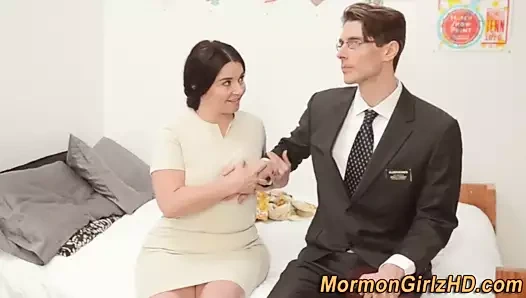 Mormon hatunların göğüslerine boşalıyor