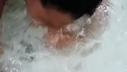 Ana su altında çıldırıyor, büyük sesler duyuluyor