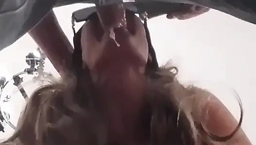 Sarışın MILF oral seks, ağzında büyük boşalma