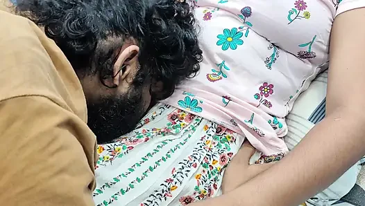 Etek içinde amcık yalama romantizmi ile göğüsler basıyor