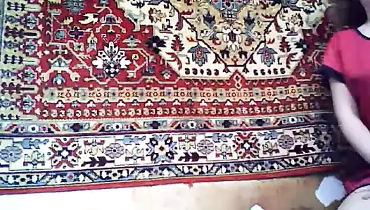 Güzel Rus kız halının arka planında sikişiyor