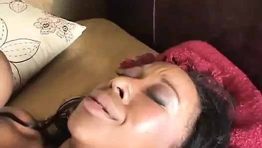 Zenci güzel gen Tilly büyük zenci yarağı tarafından sikiliyor ve her darbeyi seviyor. gen tilly,ethan hunt - sapık orta yaşlı seksi kadınlar