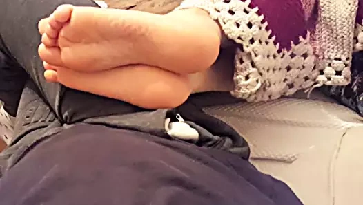 Gf kucağımda tabanları, ayakları ve ayak parmaklarını gösteriyor