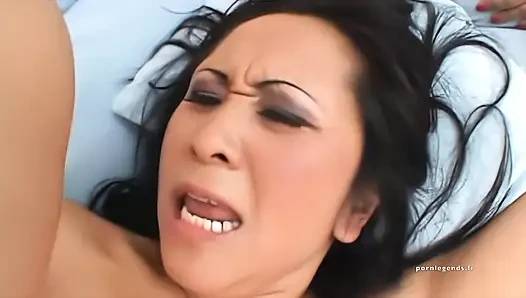Orta yaşlı seksi kadın kitty langdon gırtlağına kadar alıyor ve sikiliyor