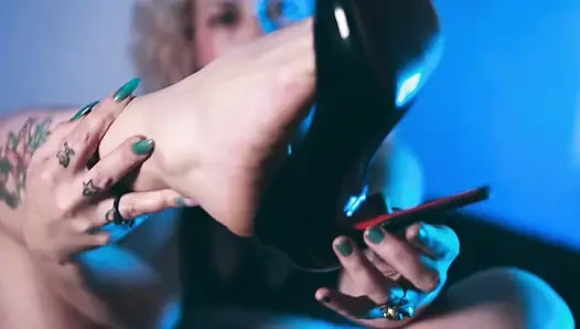 Dev tek boynuzlu at dildosunda zıplıyor