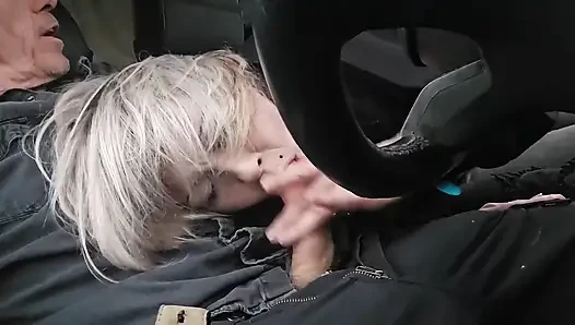 Yala ya da yürü... Seksi olgun kadının yakıtı bitiyor, onu yürümeye hiç niyeti yok.