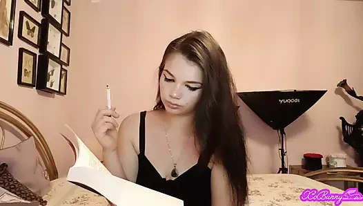 Ateşli esmer tombul yeşil gözlü tamamen doğal latin sigara içiyor ve seni görmezden geliyor