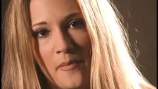 Çarpıcı sarışın fahişe özel stüdyoda siyah kanepede horoz sürmek