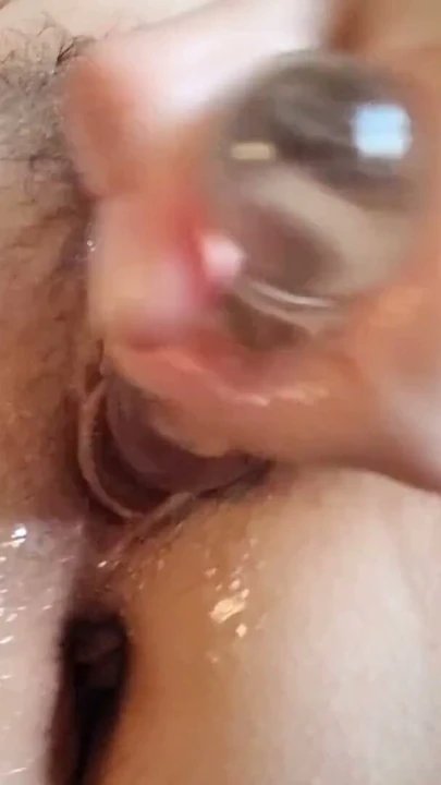 Şimdi kirleniyor...büyük amcıklı azgın sidik sürtük yeni cam dildo ve işiyor | Klip 1