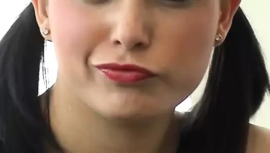 Babe kırmızı bir yapay penis için kanepede uzun bacaklarını açar