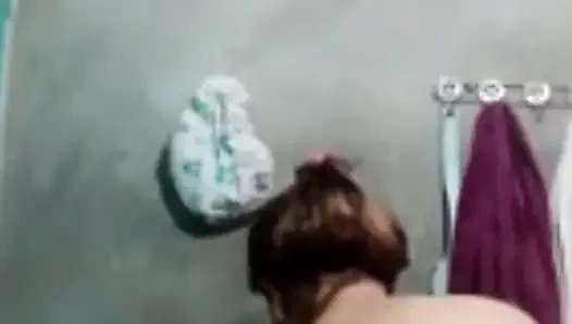 Srepaunt duş alıyor ve büyük bir yarak yapıyor