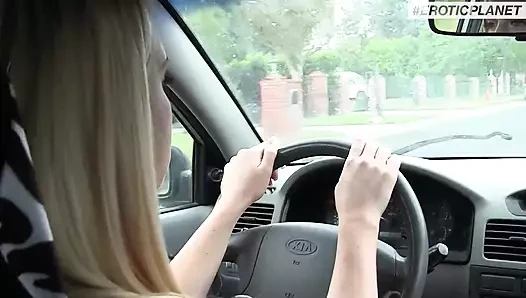 Sarışın ateşli kız amcığını büyük zenci yarağıyla siktiriyor