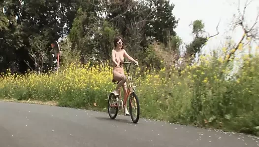 Büyük göğüslü japon kız sıcak bir fotoğraf çekimi yapmaktan hoşlanıyor