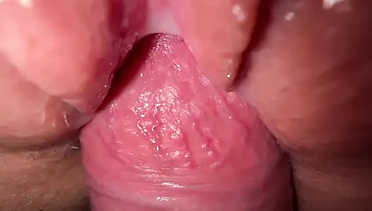 Son derece yakın çekim sıkı genç amcığı sikiyor