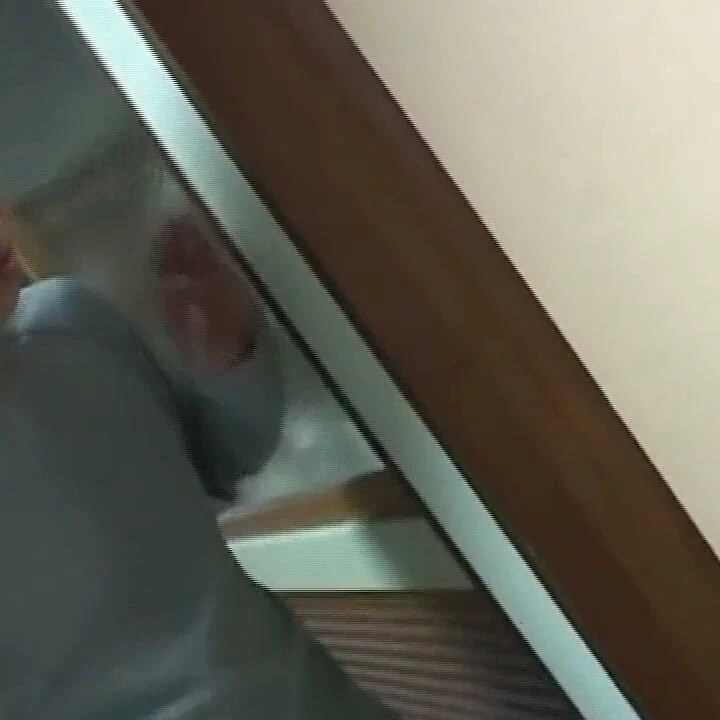 Azgın genç Asyalı sırılsıklam amını parmaklıyor