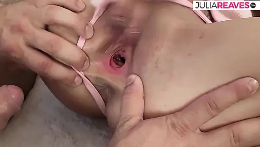 Ateşli kız büyük bir yarak pirsingli amcığını sert sikerken eğiliyor