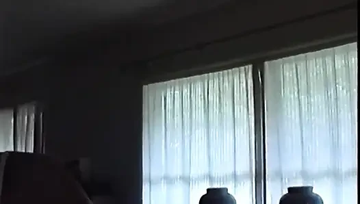 Olgun zenci orta yaşlı seksi kadın iki beyaz adam tarafından sert sikiliyor