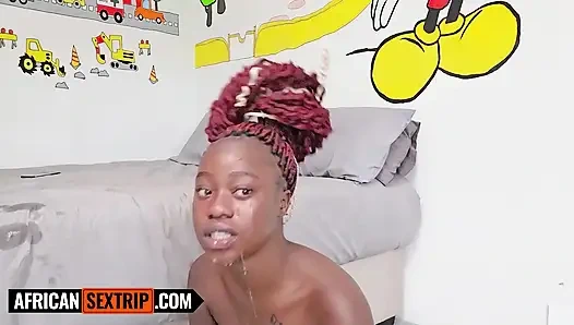 Чернокожую тинку с тугой чернокожей киской растянул глубоко большой белый член американского