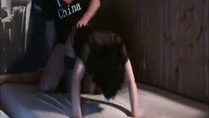 Tombul Asya milf içinde kadın iç çamaşırı ve çorap binicilik horoz