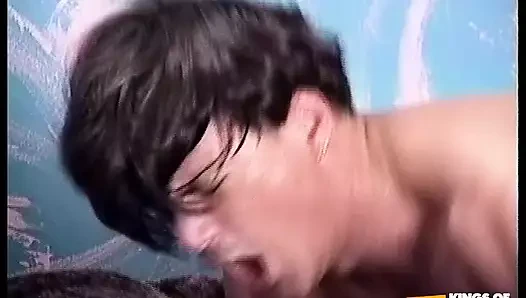 Seksi hatun büyük göğüslerini ve amını büyük yaraklı bir adama siktiriyor