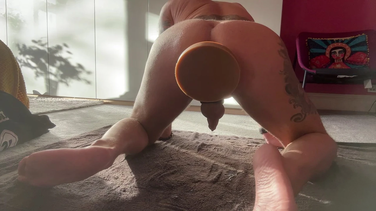 Yumruk dildo tıkacı beni genişletiyor