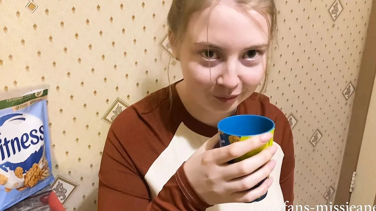 Cô ấy bú cu tôi ngay trong bếp