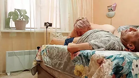 Kayınvalidemin ağzı sikimi boşaltıyor