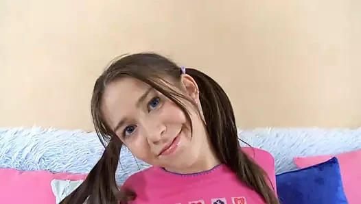 Ateşli genç kız sikiliyor götünü yalıyor ve yüzüne boşaltıyor