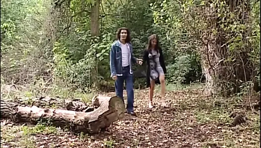 Büyük memeli harika orta yaşlı seksi kadın ormanda büyük amatör yarakla sikiliyor ve amının içine boşalıyor