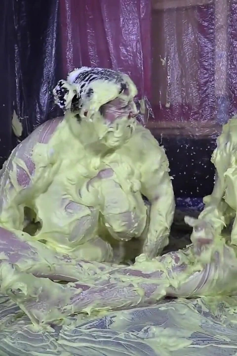 Cheyenne Hannah ve Skyler ile köpük eğlencesi