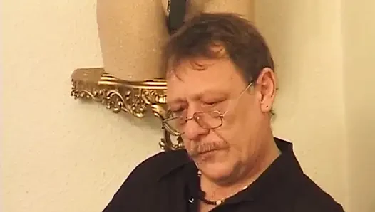 Gözleri bağlı olgun esmer orta yaşlı seksi kadın şehvetli samimi muayeneye katlanıyor
