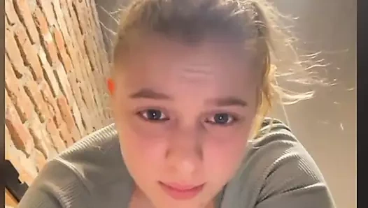 Aşırı halka açık fışkırtma. Anal sikiş. Anal tıkaç. Amcığı parmaklıyor. dildoya binmek