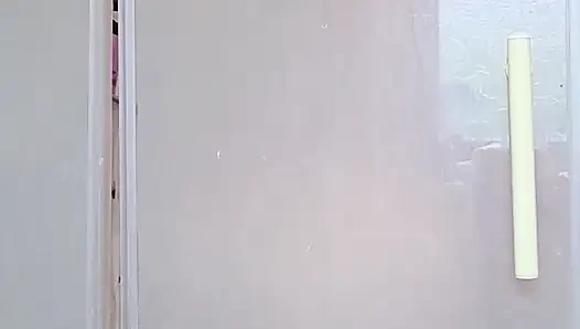Duşta saklanıyor......