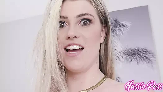 Büyük memeli sarışın kız Gi Joey ve Tony Rubino ile Matti Mars'ın yer aldığı teknende ilk sıra sıra