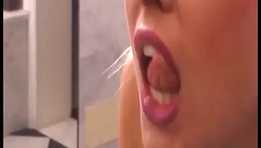 Anastasia iki sert yarakla eğleniyor