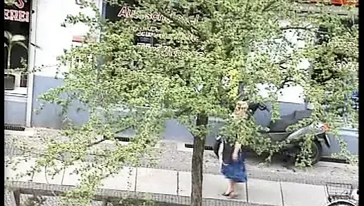 Büyük memeli Alman genç erkek avcısı yatak odasında yarağa biniyor