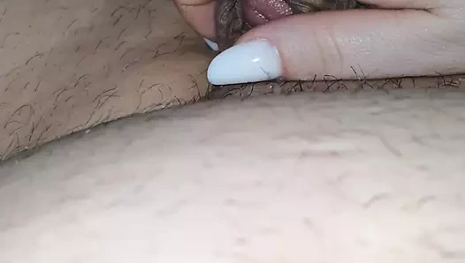 Üvey anne üvey oğlunun yarağını sıvazlıyor ve onu bir kaya gibi sert yapıyor