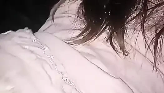 Genç kız karanlık yolda herhangi biri tarafından sikiliyor! Kız karanlık yolda sikiliyor